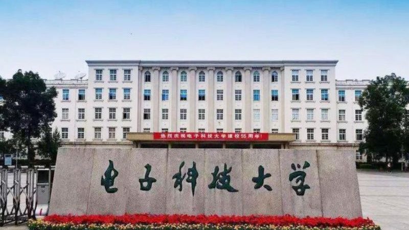 定制PCB电路板时，以下关键参数需特别注意：